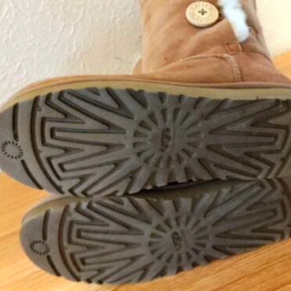 UGG AUSTRALIA TRIPLE BUTTON TAN TALL SHERPA LINED BOOTS SIZE 8 - Picture 6 of 8